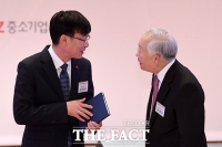 [TF포토] '신년인사회서 대화 나누는 김상조-손경식'