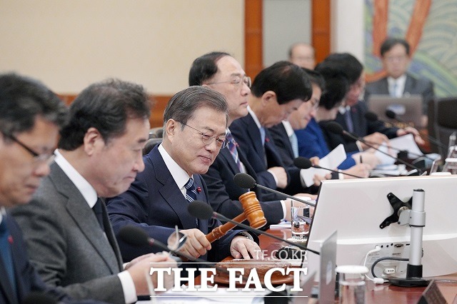 문재인 대통령이 7일 청와대 본관에서 열린 국무회의를 주재하고 고위공직자범죄수사처(공수처) 설치 및 운영에 관한 법률 공포안과 공직선거법 공포안을 의결했다. /청와대 제공