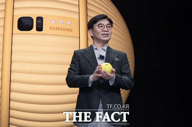 김현석 사장은 이날 AI 기반 컴퍼니언 로봇 볼리를 소개하며 개인 삶의 동반자 역할을 하는 볼리는 인간 중심 혁신을 추구하는 삼성전자의 로봇 연구 방향을 잘 나타내 주는 사례라고 말했다. /삼성전자 제공