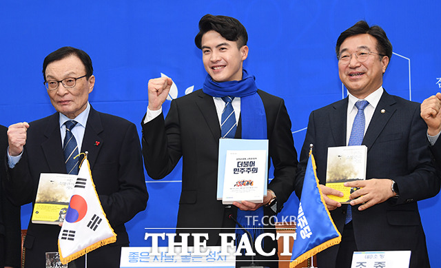 더불어민주당 다섯번째 영입인재인 오영환 소방관(가운데)이 7일 오전 서울 여의도 국회 더불어민주당 대표회의실에서 진행된 인재영입 발표 행사에 참석해 포즈를 취하고 있다. / 국회=배정한 기자