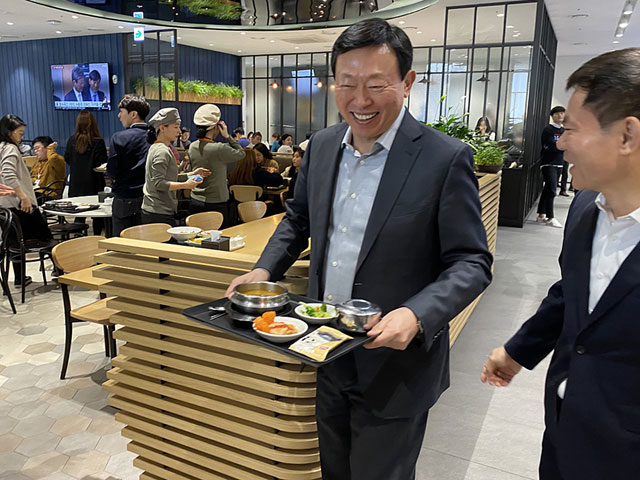 신동빈 롯데그룹 회장이 7일 서울 잠실 롯데월드타워 내 구내식당을 찾아 사골우거지 해장국과 잡곡밥이 담긴 식판을 들고 자리로 이동하고 있다. /롯데그룹 제공