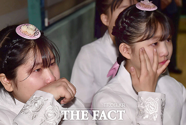 7일 오전 경기도 파주 DMZ내에 위치한 대성동초등학교 졸업식이 열렸다. 졸업생들이 축하동영상을 보며 울먹이고 있다. /파주=사진공동취재단