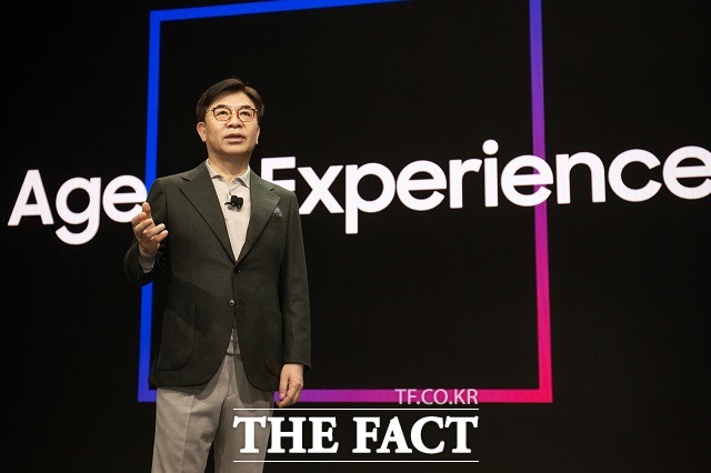 김현석 삼성전자 대표이사 사장이 6일(현지 시간) 미국 라스베이거스에서 열린 세계 최대 IT·가전 전시회 CES 2020 기조연설을 통해 미래 기술이 나아가야 할 방향을 제시했다. /삼성전자 제공