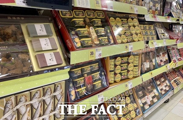 설 명절을 맞아 편의점 업계가 1코노미와 같은 소비 트렌드를 반영한 선물세트를 앞다투어 선보이고 있다. /이민주 기자