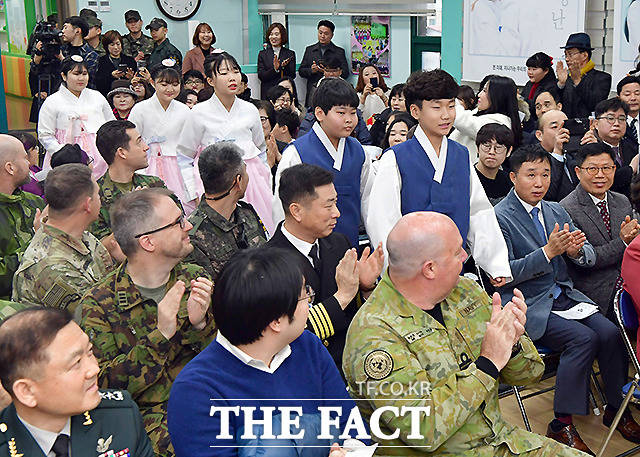 7일 오전 경기도 파주 DMZ 내 위치한 대성동초등학교에서 졸업식이 열린 가운데, 한복 차림의 졸업생들이 입장하고 있다.