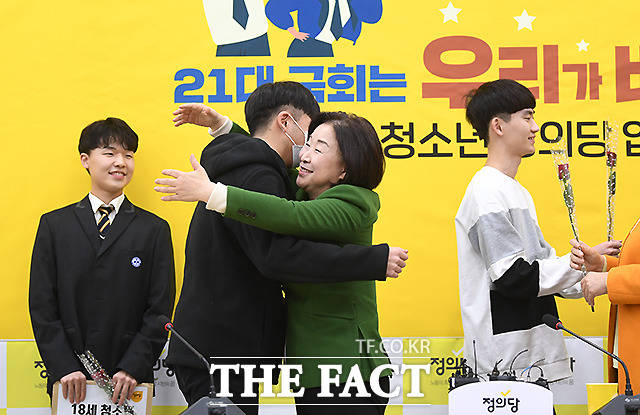 청소년 당원들과 포옹하는 심상정 대표