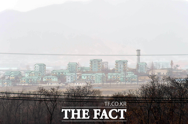 파주 DMZ 내 대성동 마을회관 옥상에서 본 북한 기정동 마을