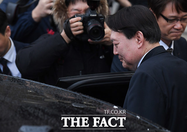 윤석열 검찰총장이 추미애 법무부장관 예방을 마치고 7일 오후 경기도 과천시 정부과천청사법무부 건물에서 나오고 있다. /과천=임세준 기자