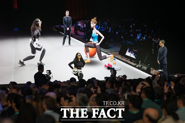 삼성 북미 디자인혁신센터 페데리코 카살레뇨 센터장이 찬드니 카브라 디자이너와 함께 젬스를 시연하고 있다. /삼성전자 제공