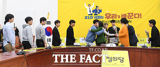 선거법 개정으로 만 18세 선거권이 국회에서 통과된 가운데, 7일 오전 서울 여의도 국회에서 열린 18세 청소년 정의당 입당식에서 심상정 대표가 입당 청소년들과 포옹하며 인사하고 있다. /국회=이새롬 기자