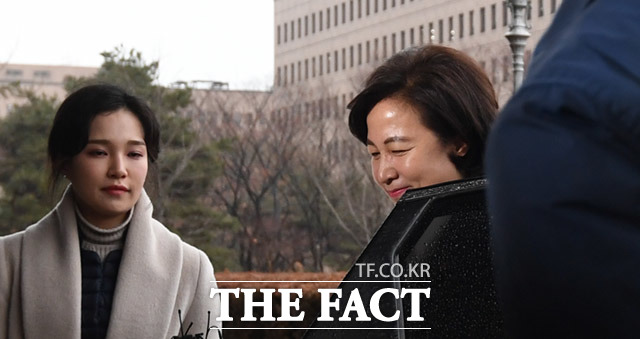 추미애 법무부장관이 7일 오후 경기도 과천시 정부과천청사법무부 건물로 들어서고 있다. /과천=임세준 기자