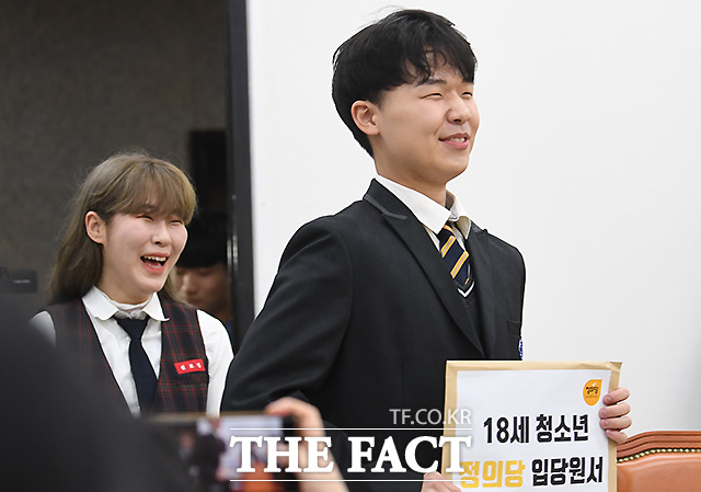 정의당 입당을 위해 국회를 찾은 청소년들