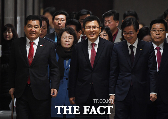 조경태(오른쪽 아래) 한국당 최고위원은 6일 최고위원회의에서 철저한 검증을 통해 반드시 총리 후보자를 인준하지 못하도록 해야 한다. 국민은 입법부의 수장을 지냈던 분이 행정부 밑으로 들어가는 사상 초유의 굴욕적 부분에 분노하고 있다고 지적했다. /배정한 기자