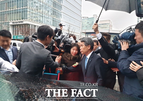 윤종원 기업은행장이 굳은 표정으로 기업은행 본사를 빠져나가고 있다. /정소양 기자