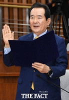 [TF포토] 인사청문회에서 선서하는 정세균 총리 후보자