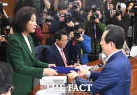 [TF포토] 선서문 제출하는 정세균 총리 후보자