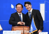 [TF포토] 더불어민주당 배지 받는 오영환 소방관