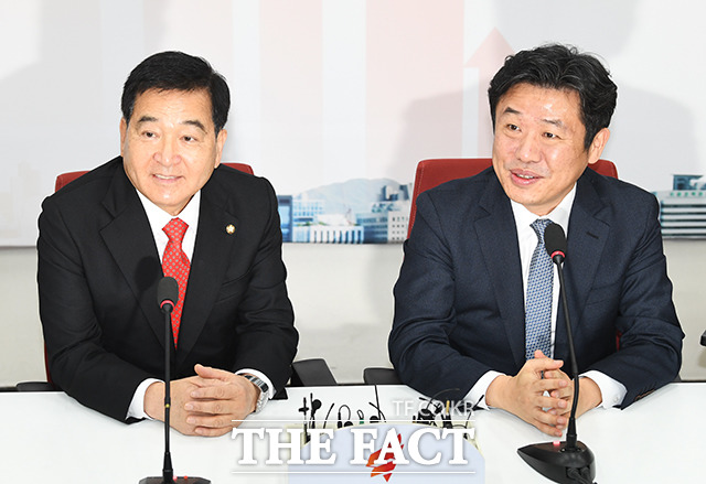 유의동 새로운보수당 원내대표가 8일 오후 서울 여의도 국회에서 심재철 자유한국당 원내대표(왼쪽)를 예방해 대화를 하고 있다. / 국회=배정한 기자