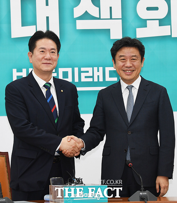 유의동 새로운보수당 원내대표가 8일 오후 서울 여의도 국회에서 이동섭 바른미래당 원내대표 권한대행(왼쪽)을 예방해 악수를 하고 있다. / 국회=배정한 기자