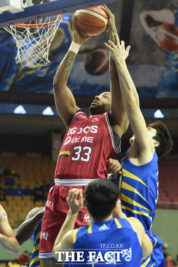 오는 9일(목) 오후 7시에 고양체육관에서 열리는 2019-20시즌 남자프로농구(KBL) 고양오리온-창원LG전을 대상으로 한 농구토토 매치 3회차 투표율을 중간 집계한 결과, 참가자의 45.85%가 원정팀 창원LG의 근소한 우세를 예상했다./더팩트 DB