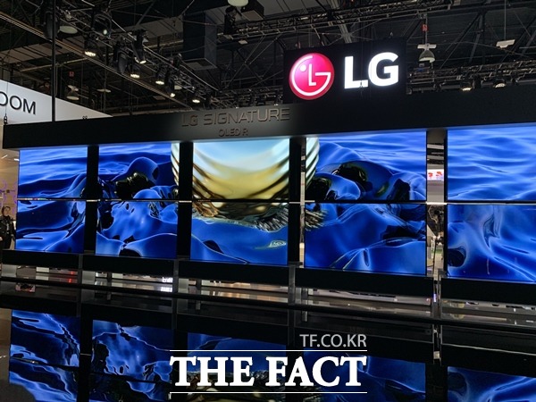 LG전자가 CES 2020에서 20대의 롤러블 TV의 롤업 및 롤다운 장면을 연출했다. /라스베이거스=최수진 기자