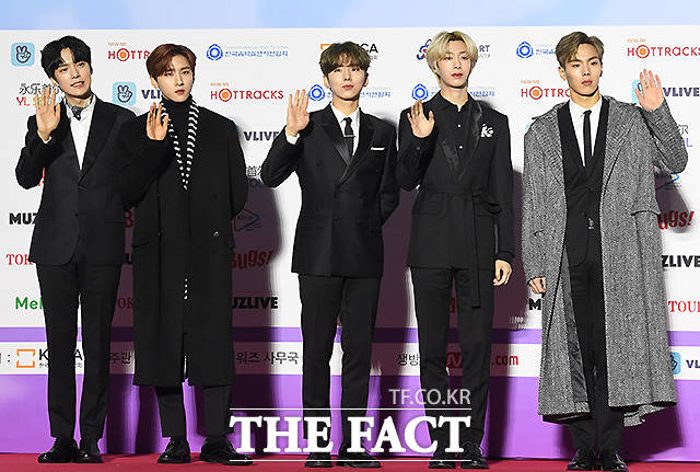 몬스타엑스가 8일 오후 서울 송파구 잠실 실내체육관에서 열린 제 9회 가온차트 뮤직어워즈 레드카펫 행사 참석해 포즈를 취하고 있다. /이새롬 기자