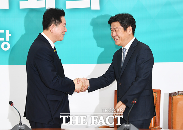 유의동 새로운보수당 원내대표가 8일 오후 서울 여의도 국회에서 이동섭 바른미래당 원내대표 권한대행(왼쪽)을 예방해 악수를 하고 있다. / 국회=배정한 기자