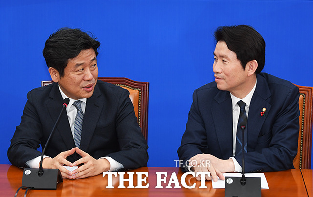 유의동 새로운보수당 원내대표(왼쪽)가 8일 오후 서울 여의도 국회에서 이인영 더불어민주당 원내대표를 예방해 대화를 하고 있다. / 국회=배정한 기자