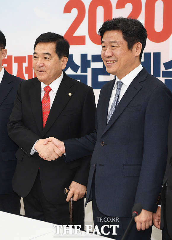 유의동 새로운보수당 원내대표가 8일 오후 서울 여의도 국회에서 심재철 자유한국당 원내대표(왼쪽)를 예방해 악수를 하고 있다. / 국회=배정한 기자