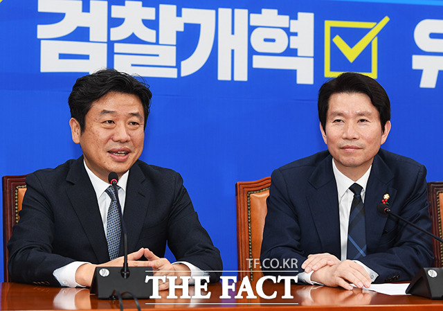 유의동 새로운보수당 원내대표(왼쪽)가 8일 오후 서울 여의도 국회에서 이인영 더불어민주당 원내대표를 예방해 인사말을 하고 있다. / 국회=배정한 기자