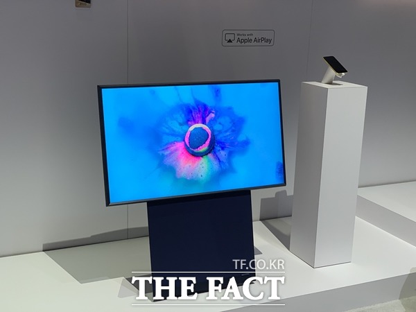 스마트폰을 TV에 탑재된 NFC(근거리 무선 통신) 인식부에 접촉하면 스마트폰 내용이 TV로 보여진다. /라스베이거스=최수진 기자