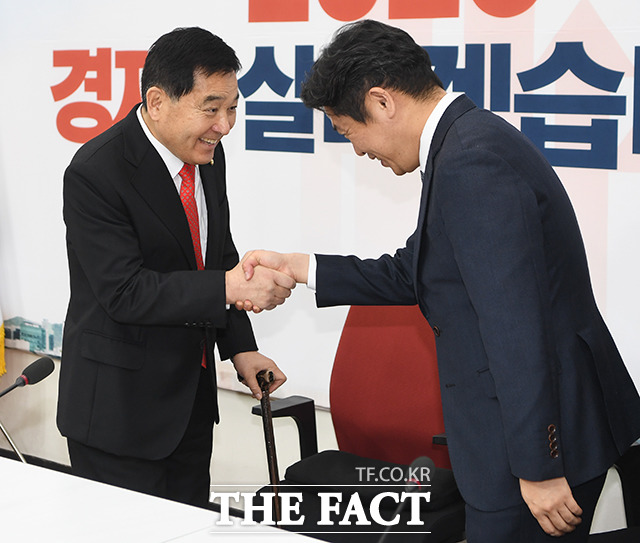 유의동 새로운보수당 원내대표가 8일 오후 서울 여의도 국회에서 심재철 자유한국당 원내대표(왼쪽)를 예방해 악수를 하고 있다. / 국회=배정한 기자