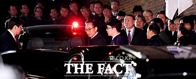 뇌물수수 등의 혐의로 구속영장이 발부된 이명박(79) 전 대통령(가운데)이 지난 2018년 3월 22일 서울 강남구 논현동 자택에서 동부구치소로 압송되고 있다. /더팩트DB