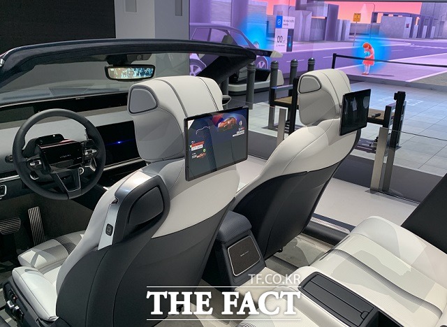 디지털 콕핏 2020은 커넥티드 라이프 경험을 제공하기 위해, 앞좌석에만 모두 8개의 디스플레이를 탑재하고 뒷좌석에는 탑승자 소유의 태블릿을 사용할 수 있도록 했다. /라스베이거스=최수진 기자