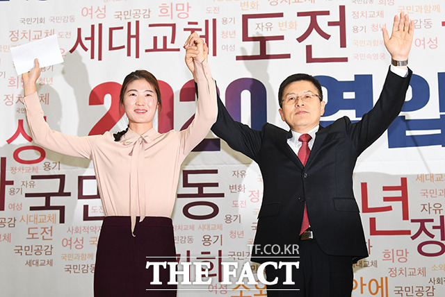 총선을 앞두고 한국당에 영입된 체육계 미투 1호 김은희 테니스 코치(왼쪽)는 인사말에서 인권 문제만큼은 당의 색은 중요하지 않다고 강조했다. /배정한 기자