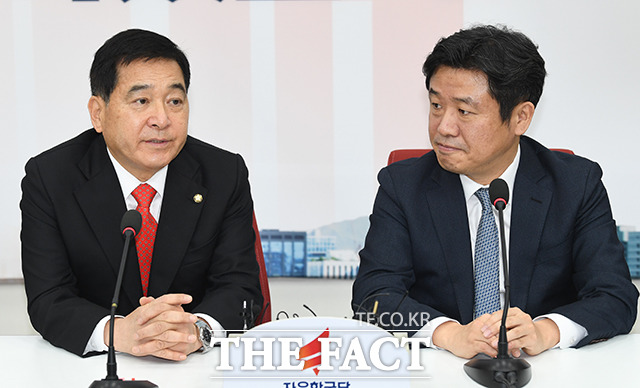 심재철 자유한국당 원내대표(왼쪽)가 8일 오후 서울 여의도 국회에서 인사차 방문한 유의동 새로운보수당 원내대표와 대화를 하고 있다. / 국회=배정한 기자