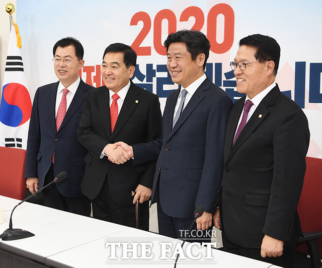 유의동 새로운보수당 원내대표(왼쪽 세번째)가 8일 오후 서울 여의도 국회에서 심재철 자유한국당 원내대표(왼쪽 두번째)를 예방해 악수를 하고 있다. / 국회=배정한 기자