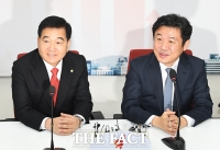 [TF포토] 밝은 표정으로 대화하는 심재철과 유의동 원내대표