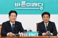 [TF포토] 축하인사 건네는 이동섭 바른미래당 원내대표 권한대행