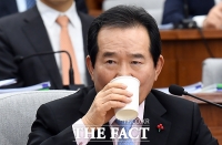 [TF포토] 목 축이는 정세균 국무총리 후보자