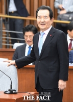 [TF포토] 취재진 응시하는 정세균 국무총리 후보자