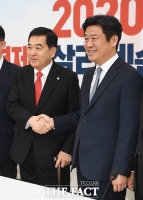 [TF포토] 심재철-유의동, '잘 해봅시다!'