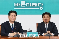 [TF포토] 이동섭 예방한 유의동 새로운보수당 원내대표