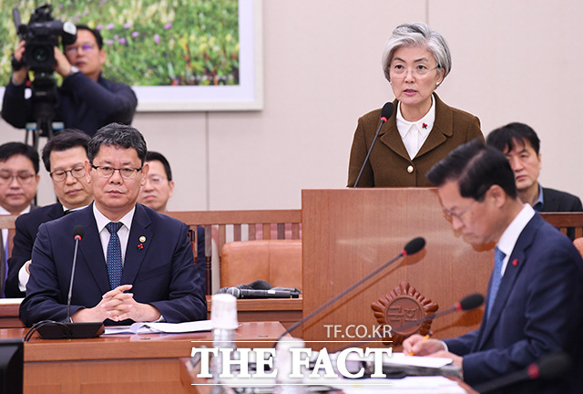 강경화 외교부 장관(오른쪽)이 9일 오전 국회에서 열린 외교통일위원회 전체회의에 출석해 현안 보고를 하고 있다. /국회=배정한 기자