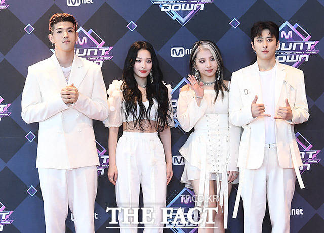 그룹 카드(KARD)가 9일 오후 서울 마포구 CJ E&M센터에서 열린 Mnet 엠카운트다운 리허설 전 포토타임을 갖고 있다. /이동률 기자