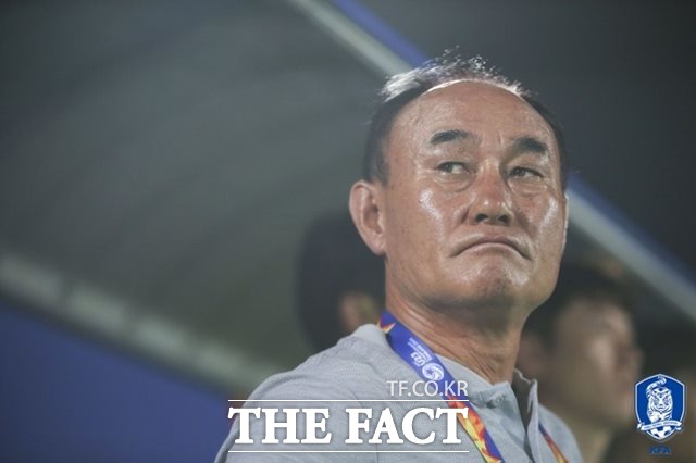 9일 중국과 1차전에서 뜻대로 경기가 풀리지 않자 표정이 굳어진 김학범 한국올림픽축구대표팀 감독./대한축구협회 제공