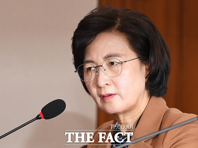 추미애 법무부 장관이 9일 오후 서울 여의도 국회에서 열린 법제사법위원회 전체회의에 출석해 의원들의 질의를 듣고 있다. / 국회=배정한 기자