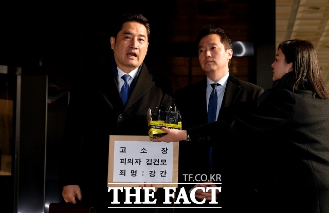 경찰 동선 확인 위해 GPS 확보[더팩트ㅣ이덕인 기자] 유튜브 채널 가로세로연구소의 강용석 변호사(왼쪽)가 지난달 9일 오전 가수 김건모의 성폭행 의혹 관련 고소장을 제출하기 위해 서울 서초구 서울중앙지방검찰청에 들어서며 취재진 질문에 답하고 있다.