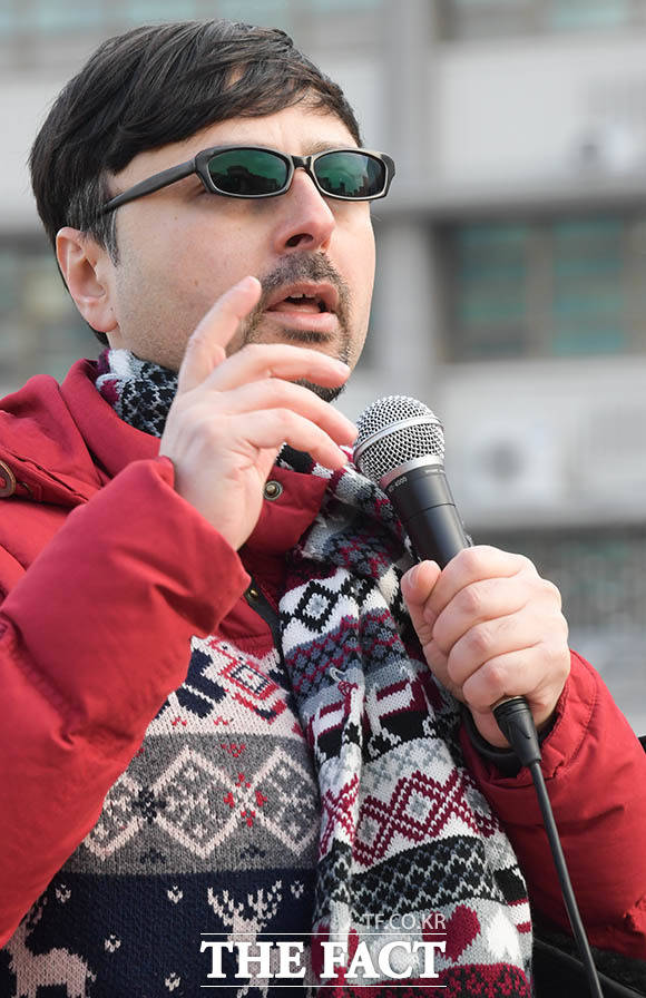 미국의 이란 공격을 규탄하는 시민사회단체의 기자회견이 9일 오전 서울 종로구 주한미국대사관 앞에서 열린 가운데 이란 출신의 난민 모세 씨가 발언하고 있다. /김세정 기자