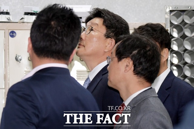 강원랜드 채용 비리 의혹을 받는 권성동 자유한국당 의원이 9일 항소심 결심 공판에서 징역형을 구형받았다. 사진은 권 의원이 지난해 3월 11일 오전 서울 서초구 서울중앙지방법원에서 진행된 1심 속행 공판에 출석하고 있다. /이선화 기자